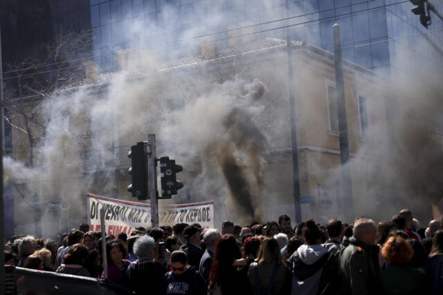 Προσαγωγές 14 ατόμων στην Αθήνα – Ρίψεις χημικών από την ΕΛ.ΑΣ. στο Σύνταγμα και στον ΟΣΕ Θεσσαλονίκης