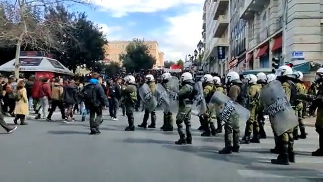 Αποκαλυπτικό βίντεο: Η στιγμή που τα ΜΑΤ επιτίθενται αναίτια στους διαδηλωτές