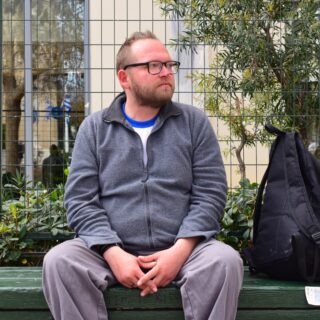 Ο Αποστόλης είναι 17 μήνες άστεγος και έχει κάποια πράγματα να σου διηγηθεί