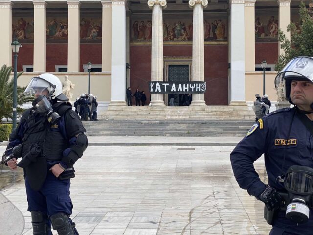 Ισχυρές δυνάμεις της ΕΛΑΣ περικύκλωσαν την κατειλημμένη πρυτανεία του ΕΚΠΑ [BINTEO]