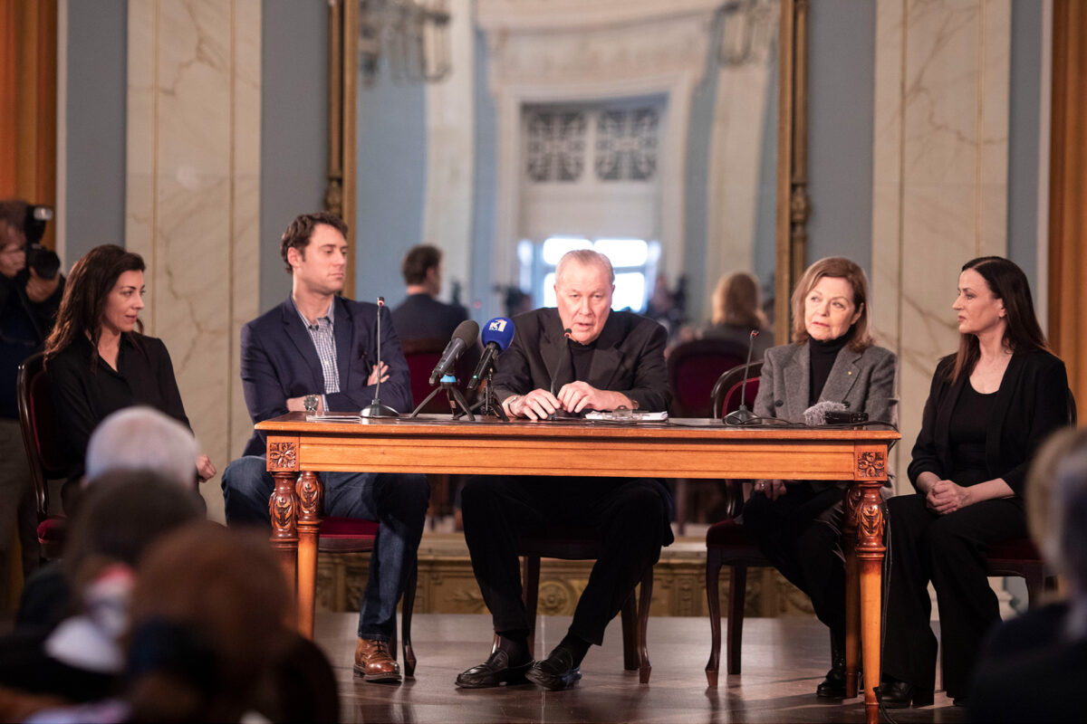 Ο Μπομπ Γουίλσον στη συνέντευξη τύπου για τις "Τρεις Ψηλές Γυναίκες",