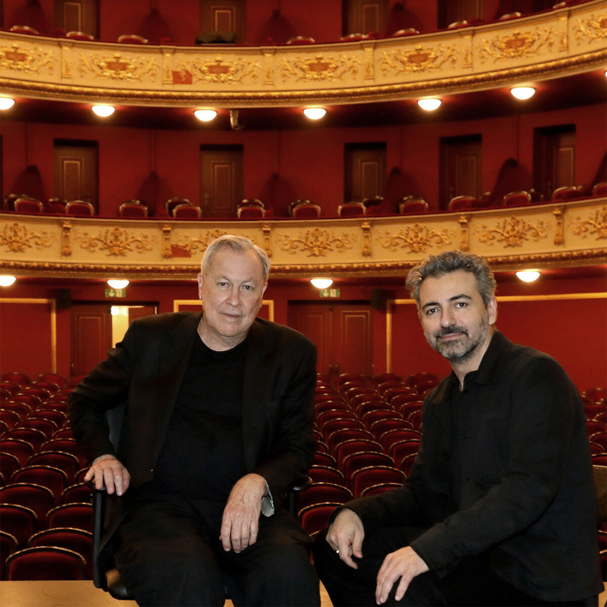Ο Μπομπ Γουίλσον και ο καλλιτεχνικός διευθυντής του Δημοτικού Θεάτρου Πειραιά, Λευτέρης Γιοβανίδης.