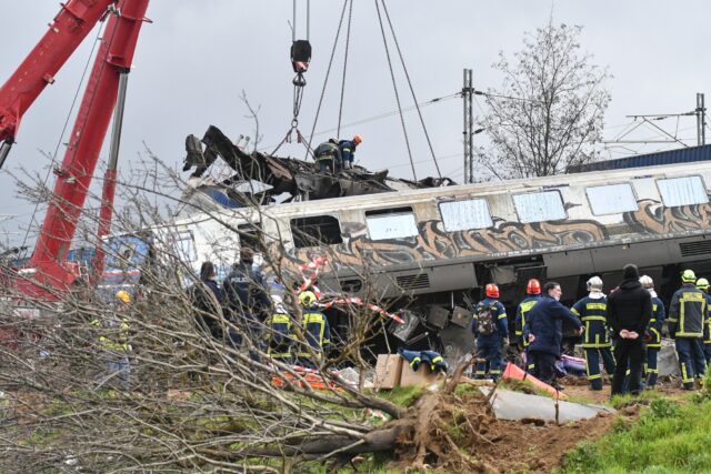 Σύγκρουση τρένων στα Τέμπη: Τριήμερο εθνικό πένθος για την τραγωδία