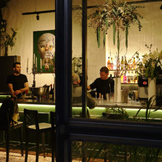 Στο Bariéro για κοκτέιλ και κρασί υπό τη συνοδεία κεριών