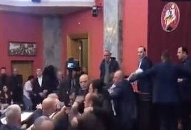 Γεωργία: Βουλευτές «πιάστηκαν» στα χέρια στο κοινοβούλιο [ΒΙΝΤΕΟ]