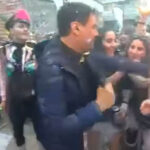 Δημοσιογράφος της ΕΡΤ επιτίθεται σε γυναίκα για να μην πει υβριστικό σύνθημα κατά του Μητσοτάκη [ΒΙΝΤΕΟ]