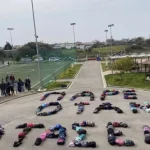 «Πάρε όταν φτάσεις»: Συγκινούν μαθητές σχολείων για την πολύνεκρη τραγωδία στα Τέμπη