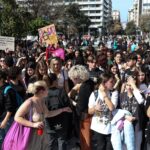 Καλλιτεχνικά σχολεία στο Σύνταγμα για τα θύματα της τραγωδίας στα Τέμπη [ΒΙΝΤΕΟ]