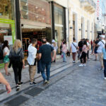 “Νυχτερινά κέντρα” τα εμπορικά καταστήματα