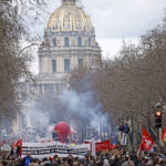 Η γαλλική κυβέρνηση αντιμέτωπη με προτάσεις μομφής και διαδηλώσεις για το συνταξιοδοτικό