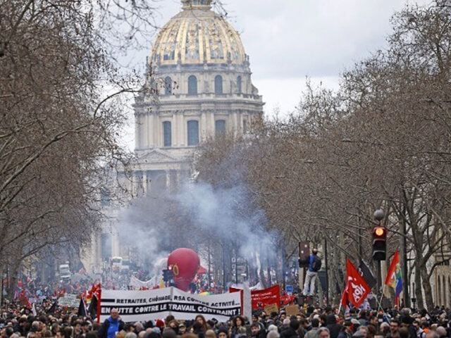 Η γαλλική κυβέρνηση αντιμέτωπη με προτάσεις μομφής και διαδηλώσεις για το συνταξιοδοτικό