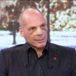 Γιάνης Βαρουφάκης: Η πρώτη εμφάνιση μετά τον ξυλοδαρμό στα Εξάρχεια [ΒΙΝΤΕΟ]