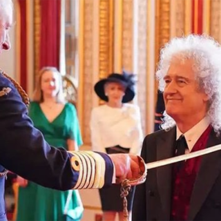 Ο θρυλικός Brian May έγινε Σερ από τον βασιλιά Κάρολο