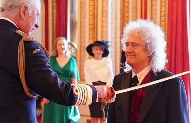 Ο θρυλικός Brian May έγινε Σερ από τον βασιλιά Κάρολο