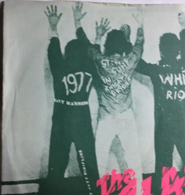 Στις 18 Μαρτίου του 1977 κυκλοφορεί το “White Riot”, το πρώτο single των Clash