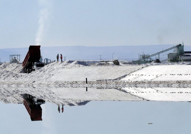 Χιλή: Την κρατικοποίηση της βιομηχανίας λιθίου αναγγέλλει ο πρόεδρος Γκαμπριέλ Μπόριτς