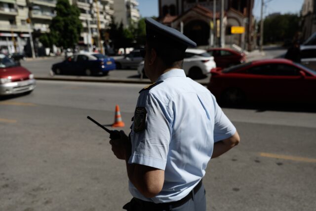 Ελεύθερος αφέθηκε 62χρονος που πάτησε το πόδι αστυνομικού με το όχημά του, αφού του «έκοψαν» κλήση