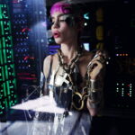 H Grimes ενθαρρύνει θαυμαστές να δημιουργήσουν διασκευές της μουσικής της με AI