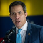 Η Κολομβία απελαύνει τον Χουάν Γκουαϊδό από το έδαφός της [ΒΙΝΤΕΟ]