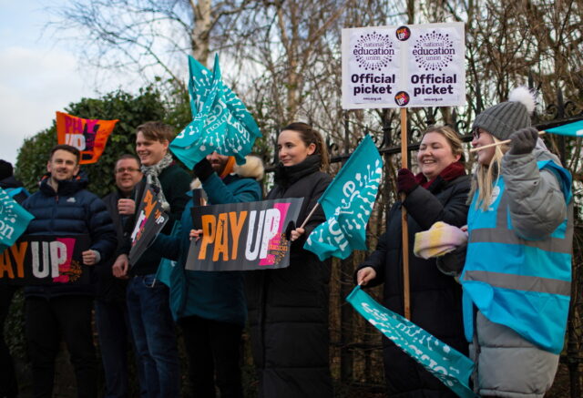 Μεγάλη Βρετανία: Οι απεργοί εκπαιδευτικοί απορρίπτουν τη μισθολογική πρόταση της κυβέρνησης