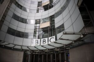 Το BBC θα «αντιπαλέψει» την αγωγή του Τραμπ για δυσφήμιση