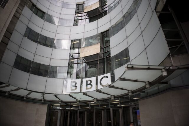 Παραιτήθηκε ο πρόεδρος του BBC αφού παραβίασε κανόνες για δημόσιους διορισμούς