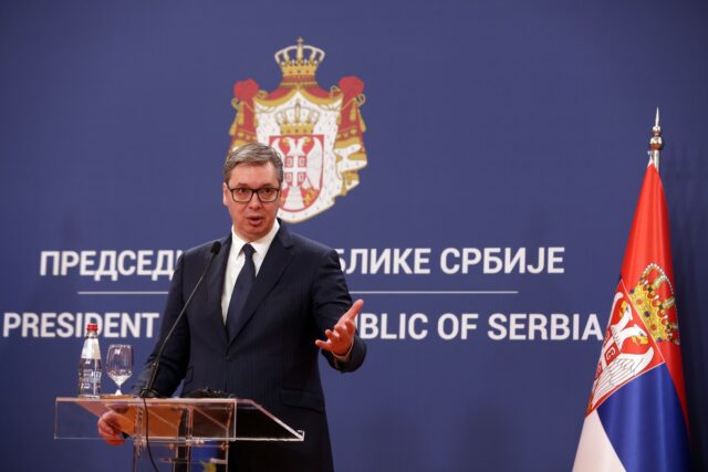 Ο Βούτσιτς διαψεύδει τα περί πώλησης όπλων από τη Σερβία στην Ουκρανία