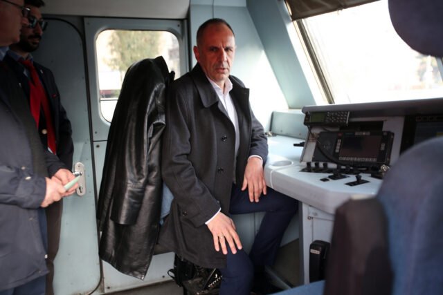 Επανεκκίνηση τρένων: Στο πρώτο βαγόνι δίπλα από τον μηχανοδηγό ο Γιώργος Γεραπετρίτης