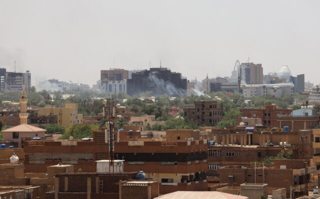 Σουδάν: Πυρά κι εκκλήσεις στους πολίτες να πάρουν τα όπλα προτού λήξει η εκεχειρία