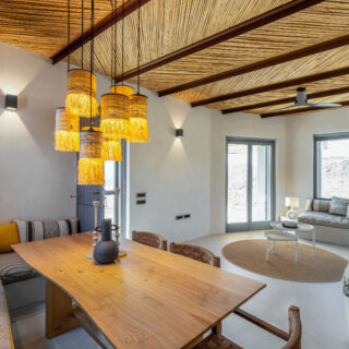 Ένα πέτρινο κελί στη Σέριφο μετατράπηκε σε εξοχική κατοικία με θέα στη θάλασσα