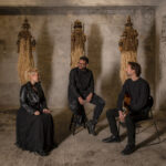 Μυστήριο 83 Spe Meliore Moriendi: Μια σύνθετη δράση τέχνης στον κήπο του Παλαιού Σιδηροδρομικού Σταθμού Ελευσίνας