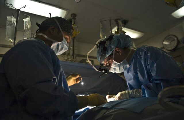 Καταδίκη δύο γιατρών που ξέχασαν χειρουργική βελόνα στην κοιλιά ασθενούς