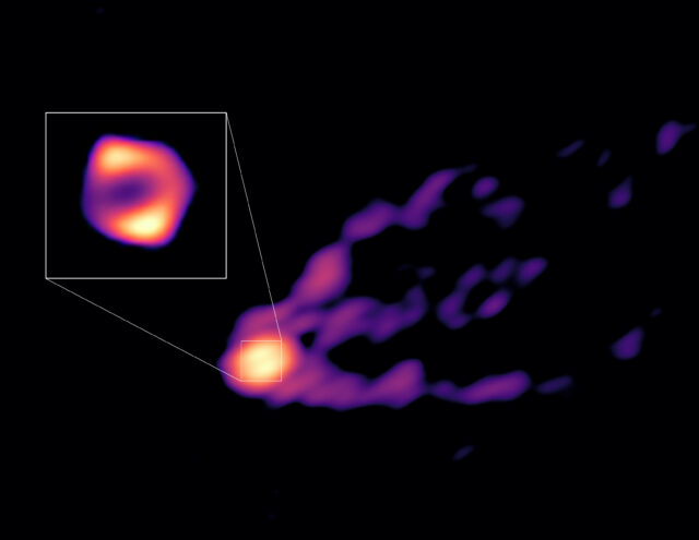 Αστρονόμοι παρατήρησαν για πρώτη φορά στην ίδια εικόνα μαύρη τρύπα να εκτοξεύει έναν ισχυρό πίδακα