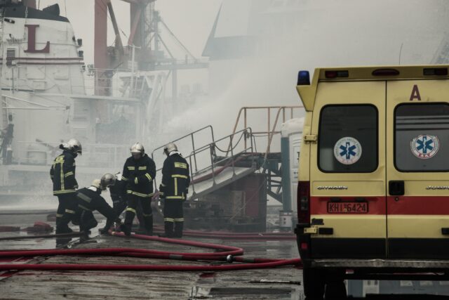 Φωτιά ξέσπασε σε πλοίο στη ναυπηγοεπισκευαστική ζώνη στο Πέραμα