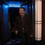 Ο Τζέρεμι Ρένερ εμφανίστηκε χορεύοντας με μπαστούνι στο πλατό του Τζίμι Κίμελ [ΒΙΝΤΕΟ]