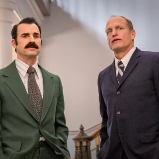 Αποκλειστική συνέντευξη: Ο Γούντι Χάρελσον και ο Τζάστιν Θερού για τη νέα τους σειρά White House Plumbers και το πώς κάνεις αστείο το σκάνδαλο του Γουότεργκεϊτ