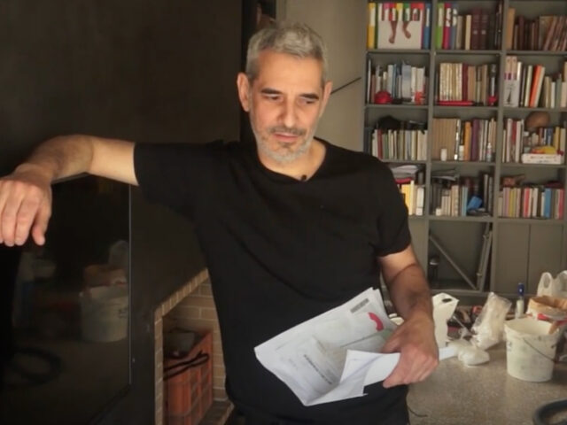 Ως γκέι μπαμπάς, ο Μάριος Σέργιος Ηλιάκης μεγαλώνει την δική του πολύχρωμη οικογένεια