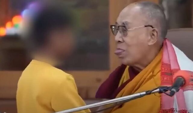 Ο Δαλάι Λάμα ζητάει συγγνώμη αφού είπε σε μικρό αγόρι να «ρουφήξει τη γλώσσα του»