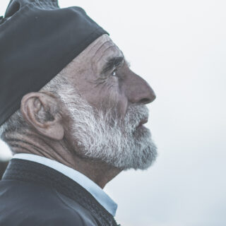 Ο Παπα-Γιάννης της Σίφνου μεγαλώνει τα κηπευτικά του με τραγούδι και θυμίζει ότι το νόημα της Ανάστασης είναι «να μην τρώμε ανθρώποι»