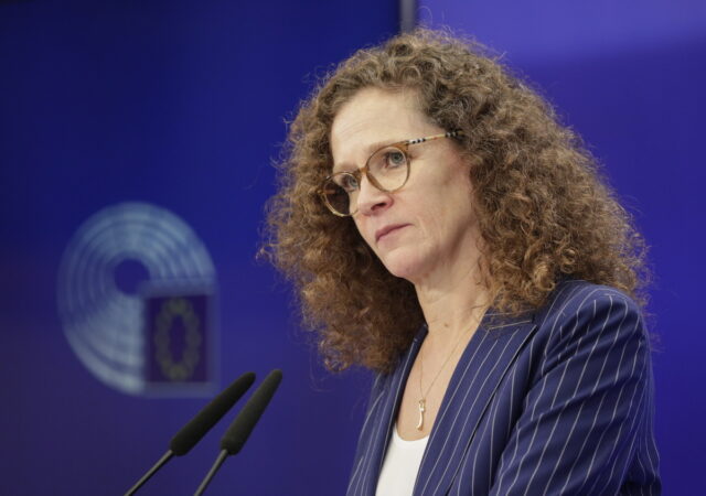 Σκάνδαλο υποκλοπών: Η εισηγήτρια της PEGA ζητά έρευνα σε βάθος μετά την ομολογία Μητσοτάκη στο debate