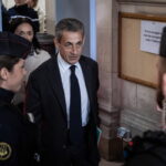 Με βραχιολάκι ο Νικολά Σαρκοζί, καταδικάστηκε για διαφθορά και αθέμιτη άσκηση επιρροής