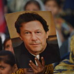 Ενώπιον ειδικού δικαστηρίου ο πρώην πρωθυπουργός του Πακιστάν Ίμραν Χαν, μετά τη βίαιη σύλληψή του