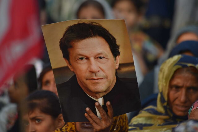 Ενώπιον ειδικού δικαστηρίου ο πρώην πρωθυπουργός του Πακιστάν Ίμραν Χαν, μετά τη βίαιη σύλληψή του