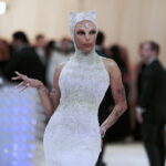 Η Doja Cat εμφανίστηκε στο Met Gala ντυμένη ως η γάτα του Καρλ Λάγκερφελντ