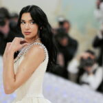 Μet Gala 2023: Με αμύθητης αξίας κοσμήματα η Dua Lipa