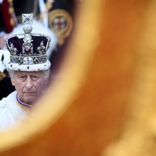 Και εγένετο νέος βασιλιάς στη Βρετανία. God save the King