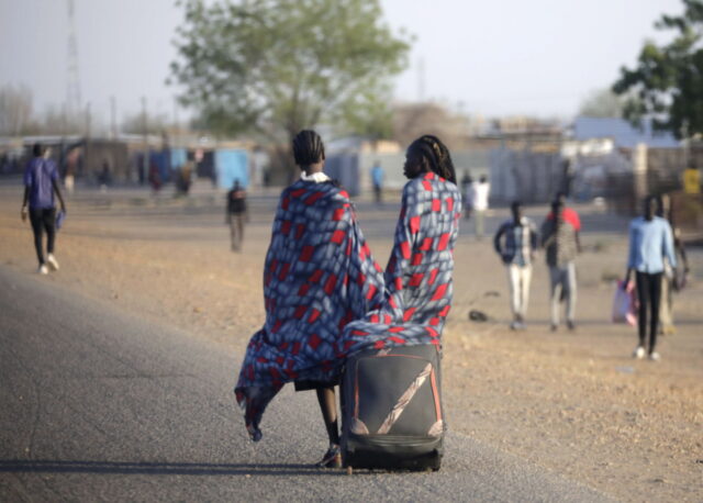 Σουδάν: Συνεχίζονται οι συγκρούσεις – Τους 200.000 έχουν φτάσει οι πρόσφυγες