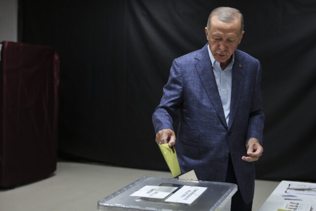 Σε δεύτερο γύρο εκλογών η Τουρκία: Προηγείται ο Ερντογάν