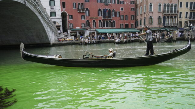 Πρασίνισαν τα νερά στο κεντρικό κανάλι της Βενετίας [ΒΙΝΤΕΟ]
