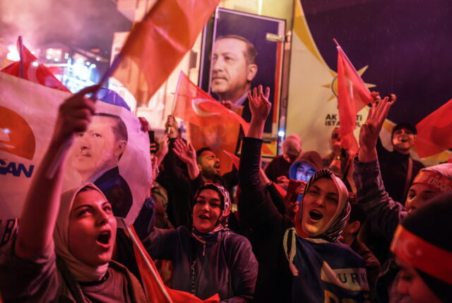Παραμένει κυρίαρχος της Τουρκίας ο Ερντογάν για άλλα πέντε χρόνια